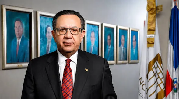 Abinader confirma a Héctor Valdez Albizu como gobernador del Banco Central