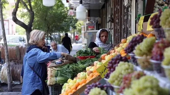 Irán minimiza el desplome del rial ante el "Día D económico" de EE. UU.