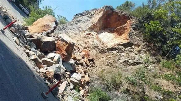 Deslizamiento de tierra y rocas afecta, otra vez, tramo de la carretera Jarabacoa-La Vega