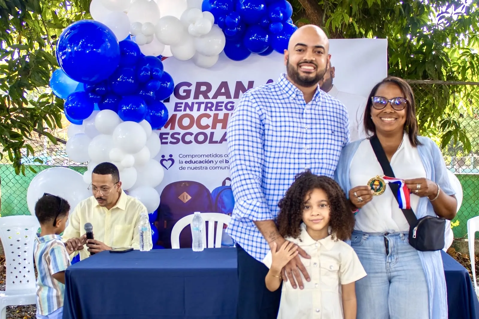 Empresario Luis Martínez entrega mochilas y útiles escolares a más de 250 niños en Jardines del Norte
