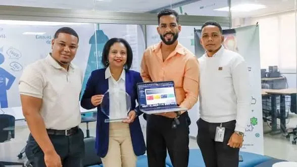 Aula Digital: la apuesta de estudiantes de UAPA para combatir la deserción escolar con inteligencia