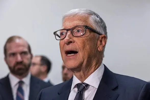 Bill Gates propone reservar empleos para humanos ante el avance de la IA
