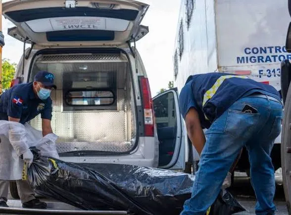 Migración dice que trató de auxiliar al hombre hallado muerto en un camión
