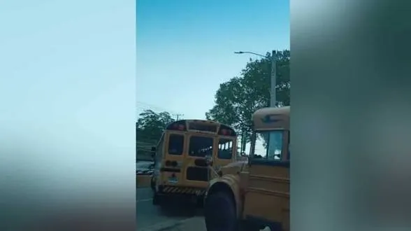 Denuncian maniobras peligrosas de autobuses transportan personal en autopista de San Isidro