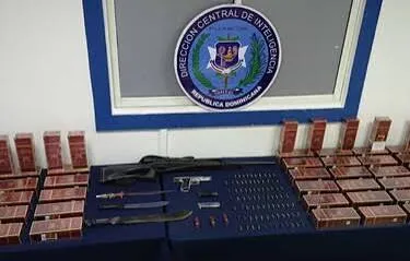 Ocupan armas, municiones y cigarrillos ilegales durante allanamientos en Santiago