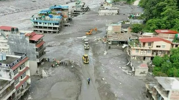 Amenaza de nuevas riadas tras alud que dejó más de 550 muertos entre Nepal y China