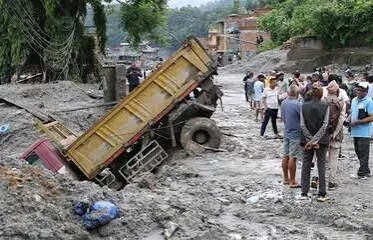 Riada en Nepal: Casi 700 muertos y labores de rescate contra el reloj