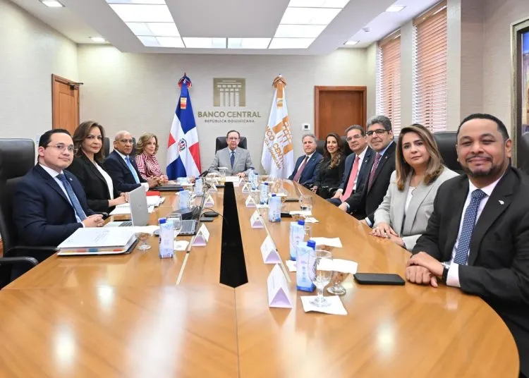 Valdez Albizu recibe al consejo de directores de Lidaapi