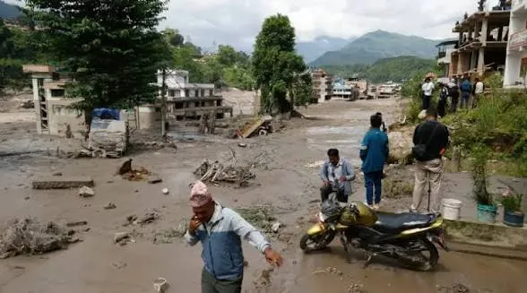 Entre lodo y destrucción, sobrevivientes retornan a sus pueblos en Nepal
