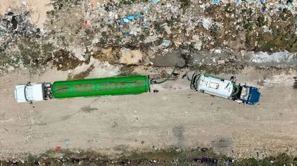 Camiones vierten materia fecal a cielo abierto en el vertedero Duquesa