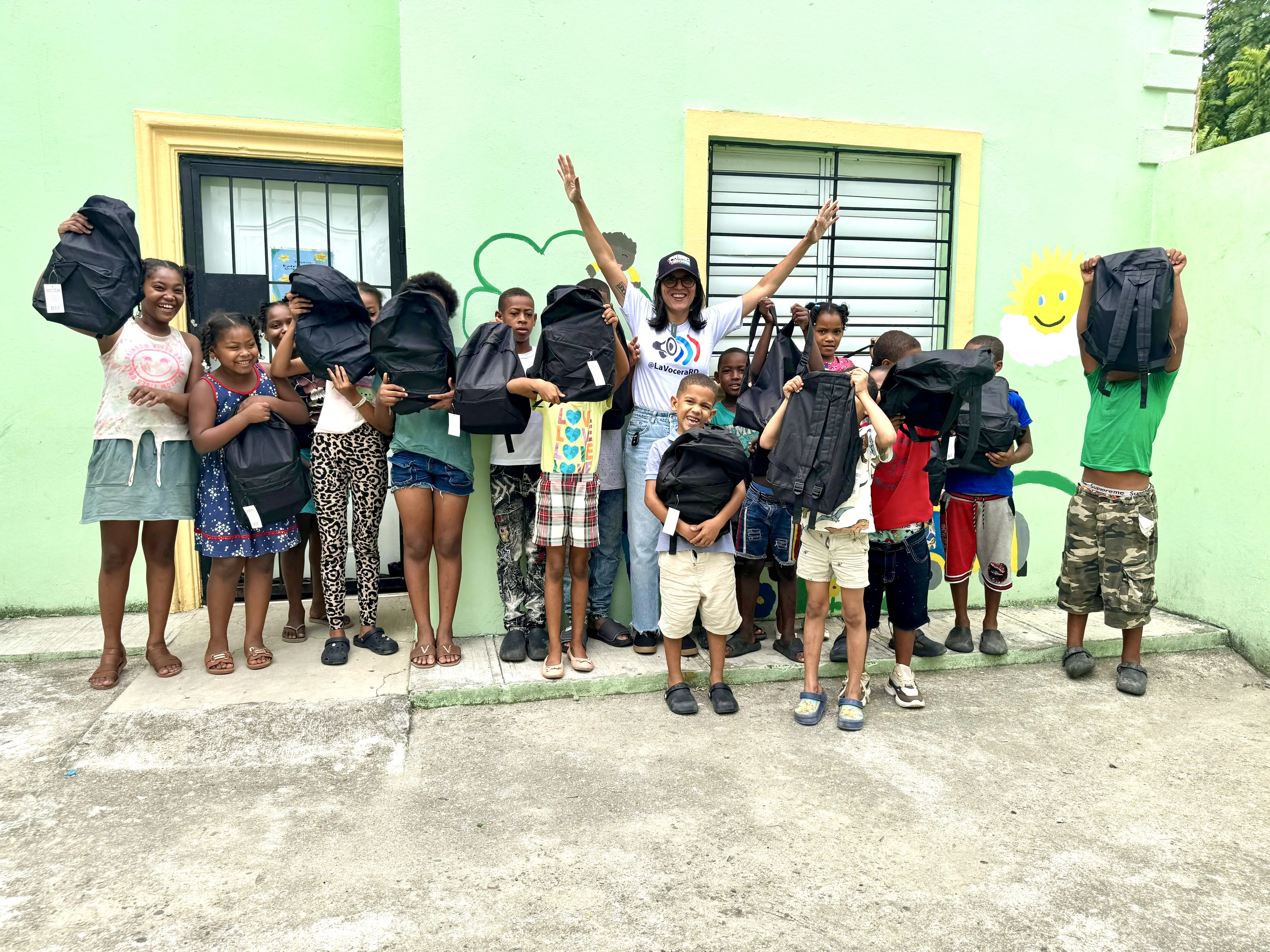 La Vocera Media lleva útiles escolares a niños de escasos recursos del sector 5 de Abril en San Cristóbal