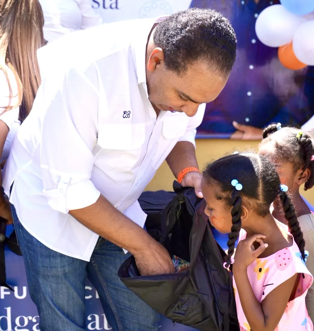 Fundación Edgar Batista beneficia a más de 500 familias de Barahona con útiles escolares