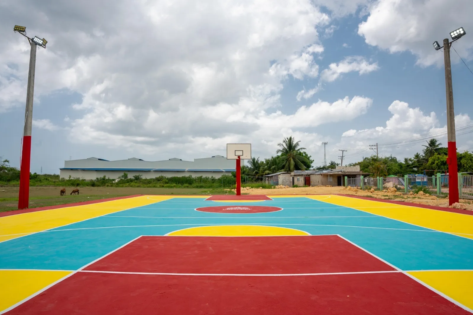 Propeep impulsa plan para acondicionar canchas de baloncesto y espacios deportivos en comunidades vulnerables 