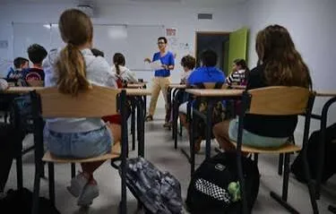 La difícil vuelta a clase en los liceos de Francia, sin celulares: "Nos infantiliza"