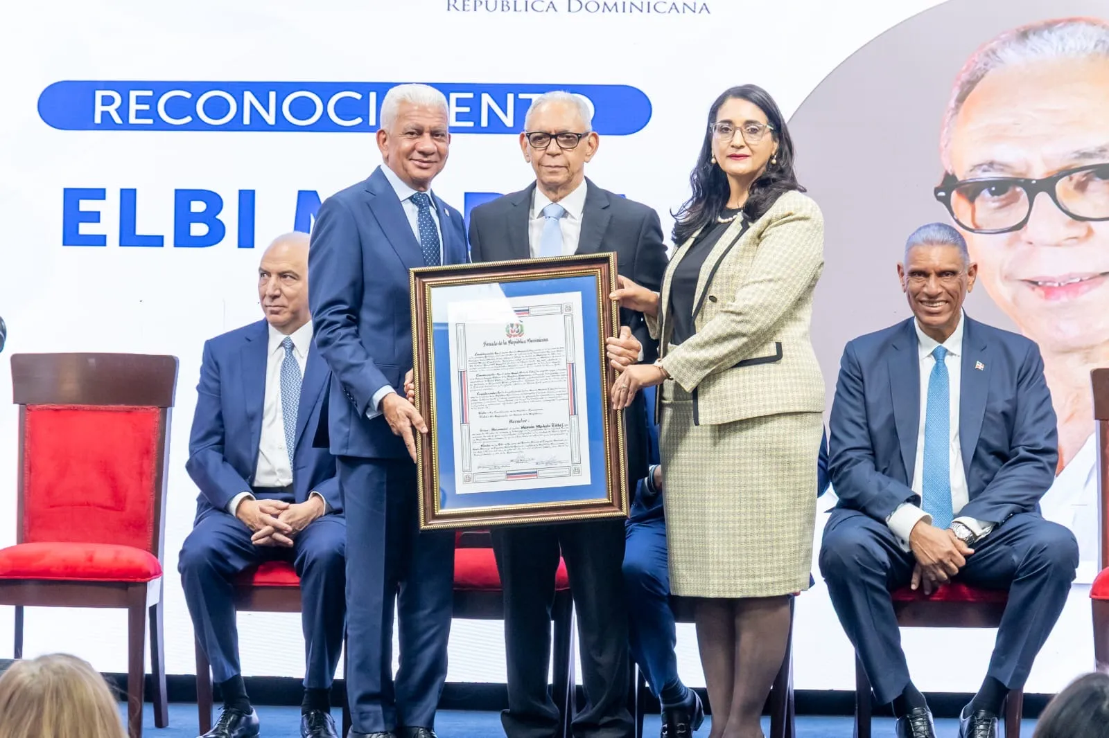 Senado reconoce trayectoria profesional de los médicos Ramón Modesto Tallaj y Elbi Eulogio Morla Báez  