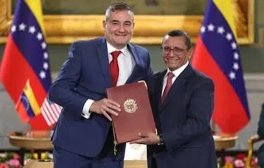 Venezuela firma acuerdos con Chevron y Eni en presencia del secretario de Energía de EE.UU.