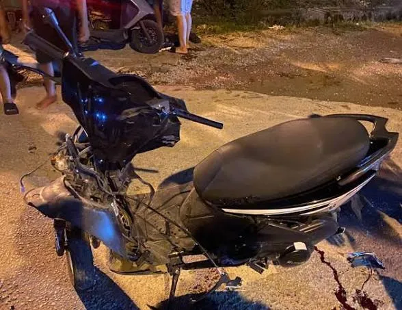 Automóvil choca con motocicleta y abandona a dos víctimas; una murió