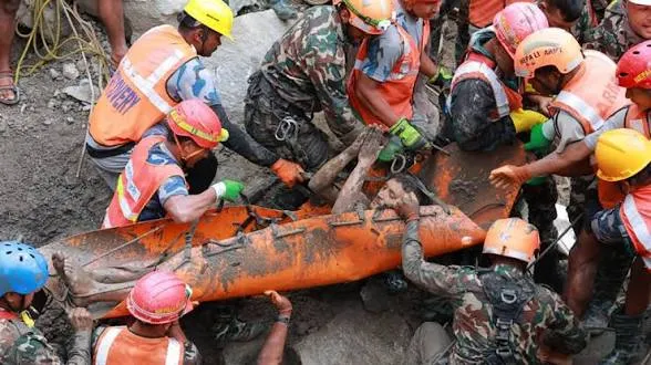 Rescatados en Nepal dos trabajadores que pasaron nueve días atrapados por el deslave