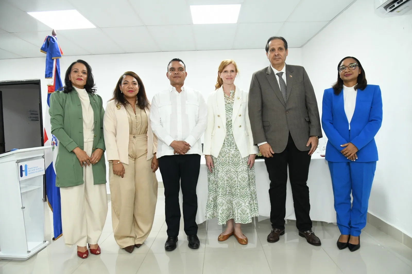 Ministro de Salud muestra a directora de Asuntos Globales de EEUU avances y servicios del sistema sanitario dominicano
