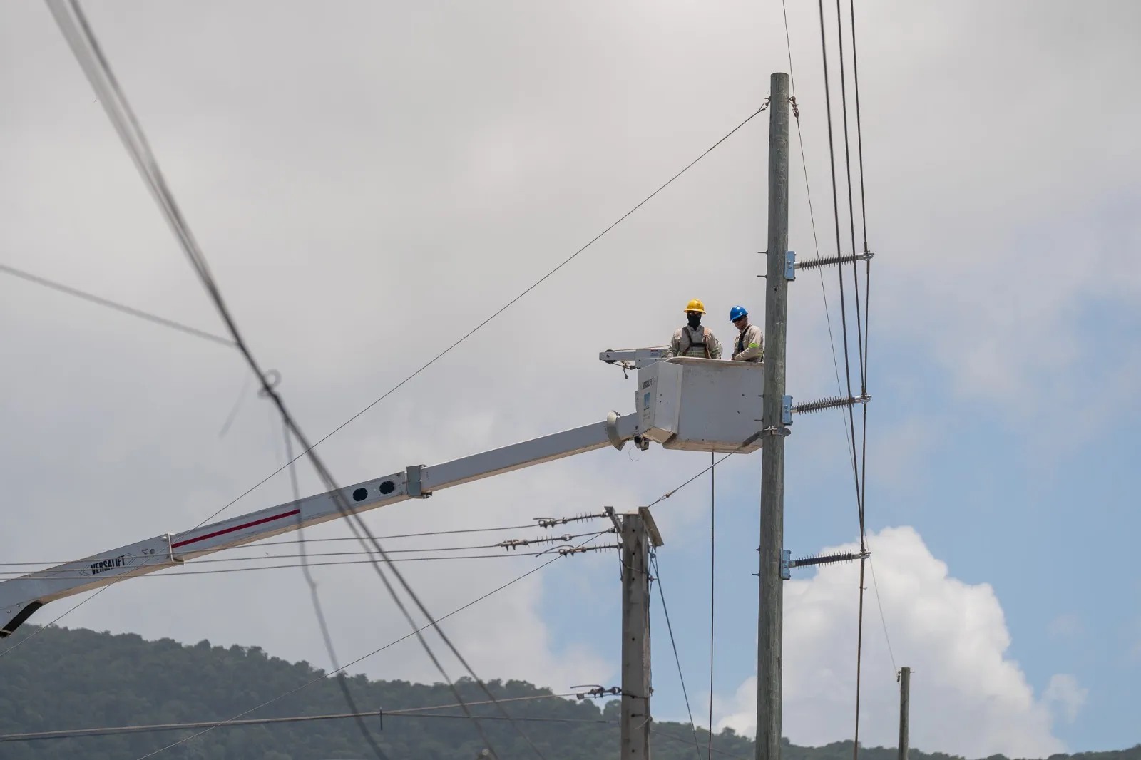 ETED mejora seguridad de la infraestructura eléctrica con trabajos de mantenimiento en línea 69 KV Pimentel-Macorís