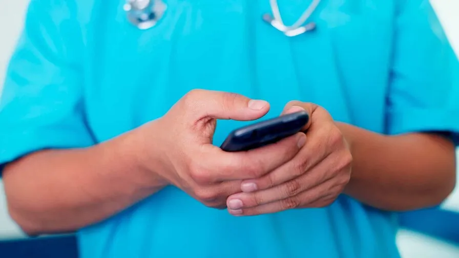 El Código Penal no prohíbe WhatsApp, pero cambia la relación entre médicos y pacientes