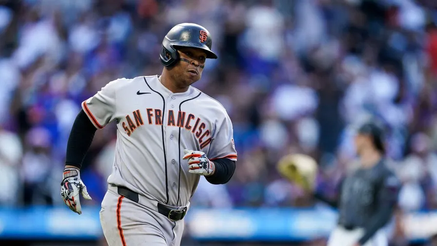 Rafael Devers conecta dos vuelacercas en el triunfo de los Gigantes