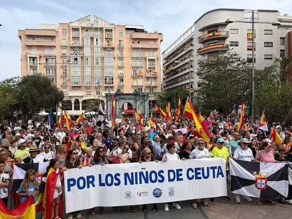 Cientos de personas piden en la calle que se garanticen los derechos de los niños ceutíes