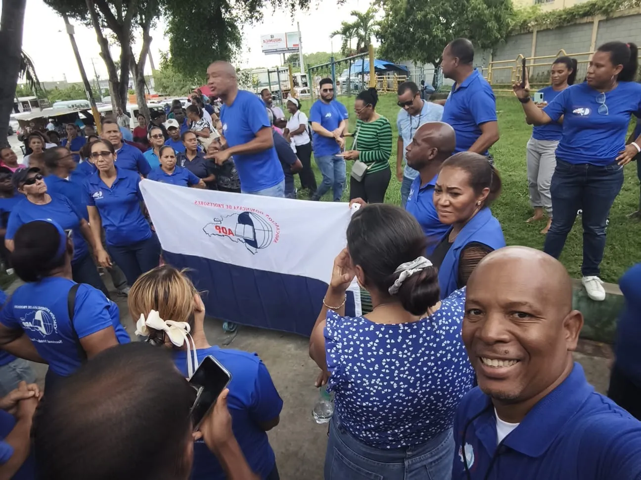 ADP realiza “Bocinazo” frente a dependencias de Educación por mejores condiciones de trabajos