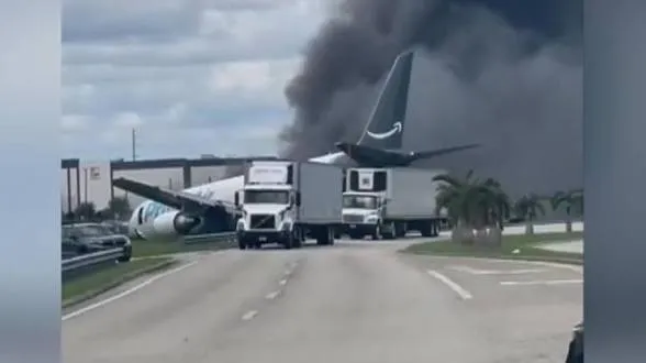 Un avión de carga de Amazon se estrella en el aeropuerto de Miami