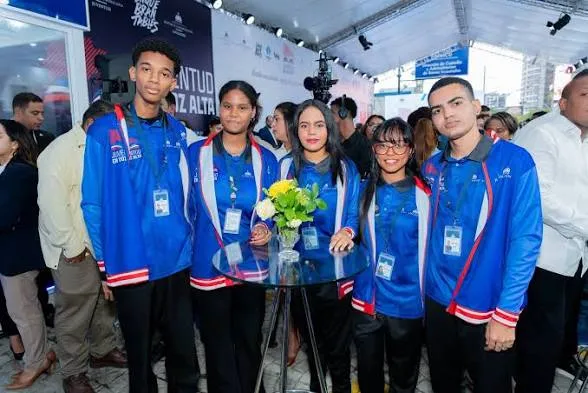 Cinco jóvenes buscan devolver a República Dominicana el récord Guinness de lectura en voz alta