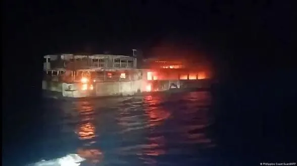 Cinco muertos y 87 desaparecidos por incendio en ferry en Filipinas