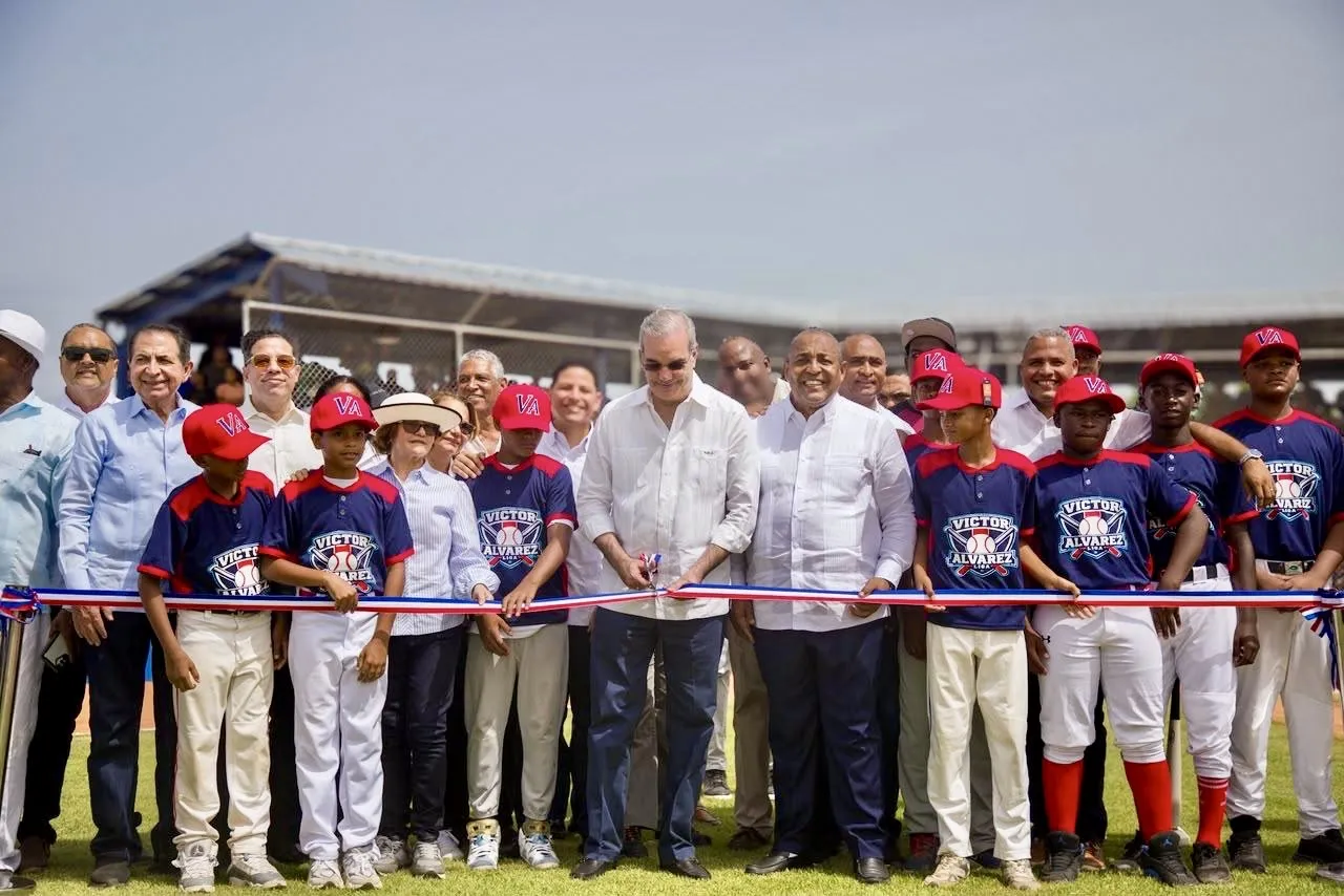 Presidente Abinader inaugura campo Nelson Mateo en Pizarrete; Andújar destaca inversión deportiva en Peravia
