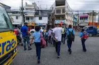 La rutina a bordo de las rutas de TRAE en una ciudad que no se detiene al paso de un autobús escolar