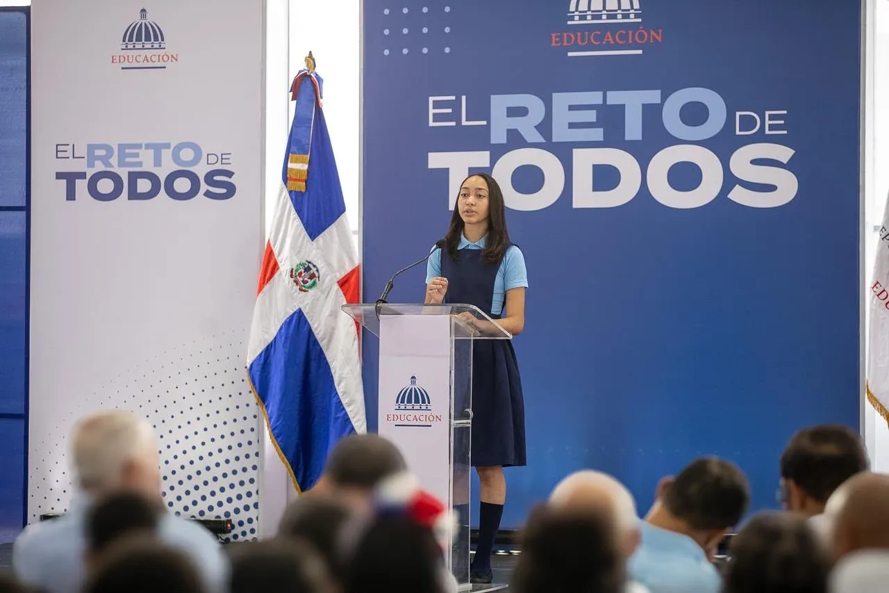Presidente Abinader inaugura techado de centro educativo en Cambita en beneficio de 700 estudiantes y toda la municipalidad 
