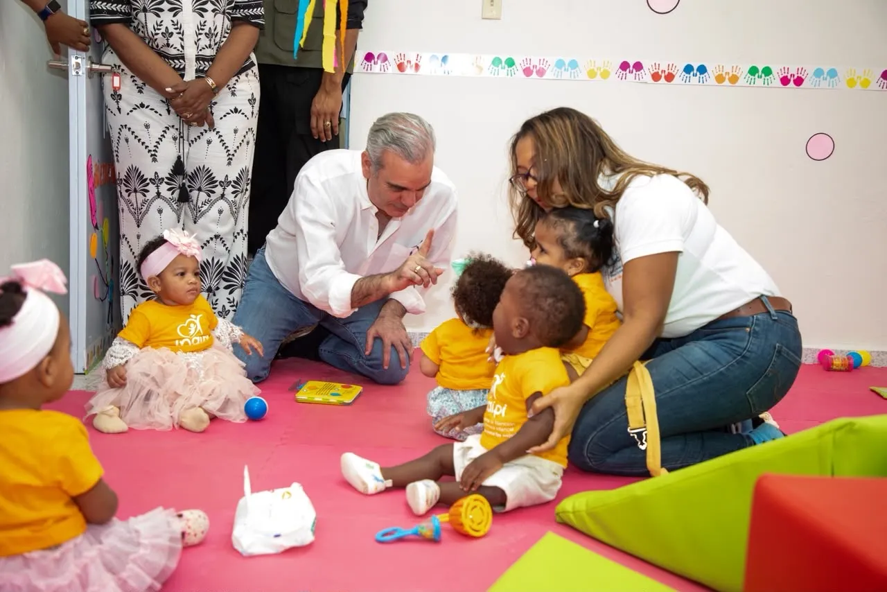 Presidente Luis Abinader y directora ejecutiva del INAIPI, Xiomara Guante, inauguran el CAIPI Canastica, en San Cristóbal.