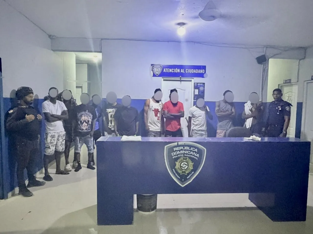 Policía y Migración detienen a 22 haitianos en condición migratoria irregular durante operativos en Hoyo de Friusa