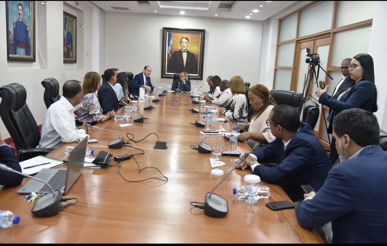Diputados piden explicaciones al director del INABIE sobre alimentación escolar y contrataciones