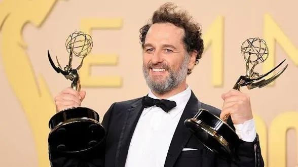 "Widow's Bay" arrasa en unos Emmy que honran la partida de grandes estrellas de Hollywood