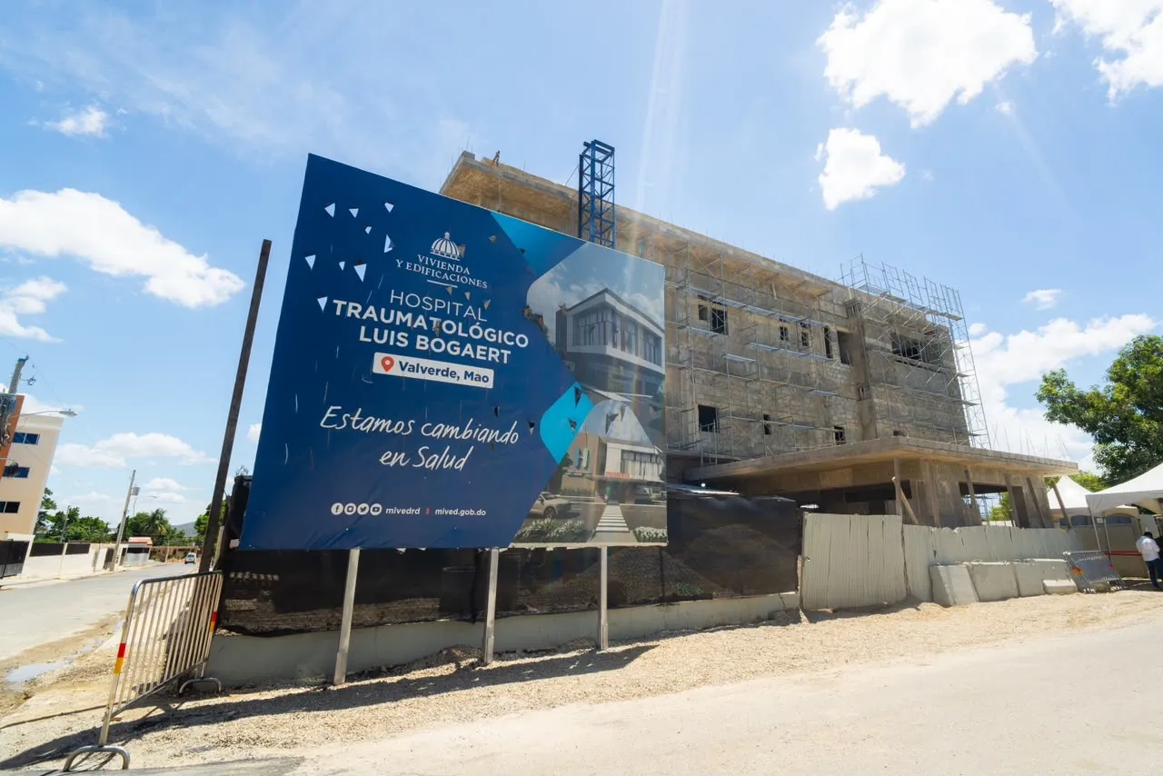 Vicepresidenta Raquel Peña supervisa construcción del Hospital Traumatológico Luis L. Bogaert en Mao