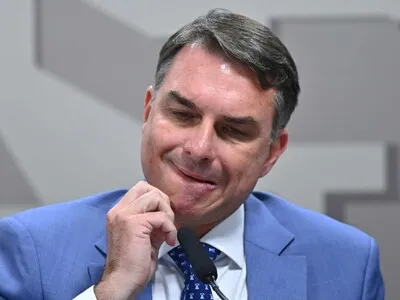 Flávio Bolsonaro acusa a Lula de "querer comprar a los pobres" al subir la ayuda social