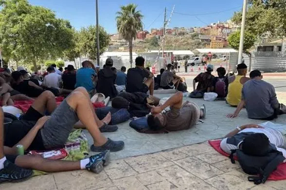 La policía española empieza el traslado de migrantes a carpas en el puerto de Ceuta