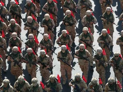 Miles de voluntarios desfilan en Teherán con la promesa de defender la República Islámica
