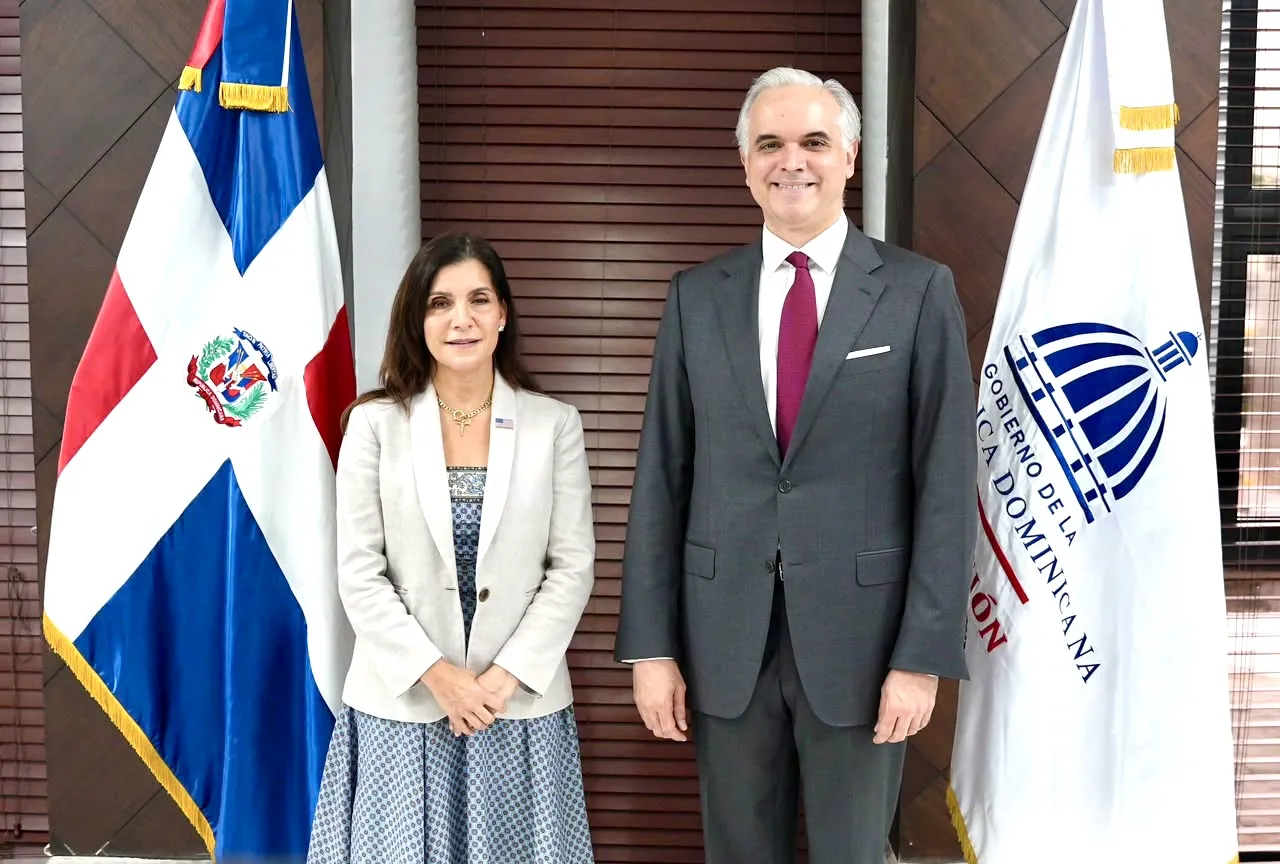 Ministro de Educación recibe visita de embajadora de Estados Unidos y abordan áreas de cooperación