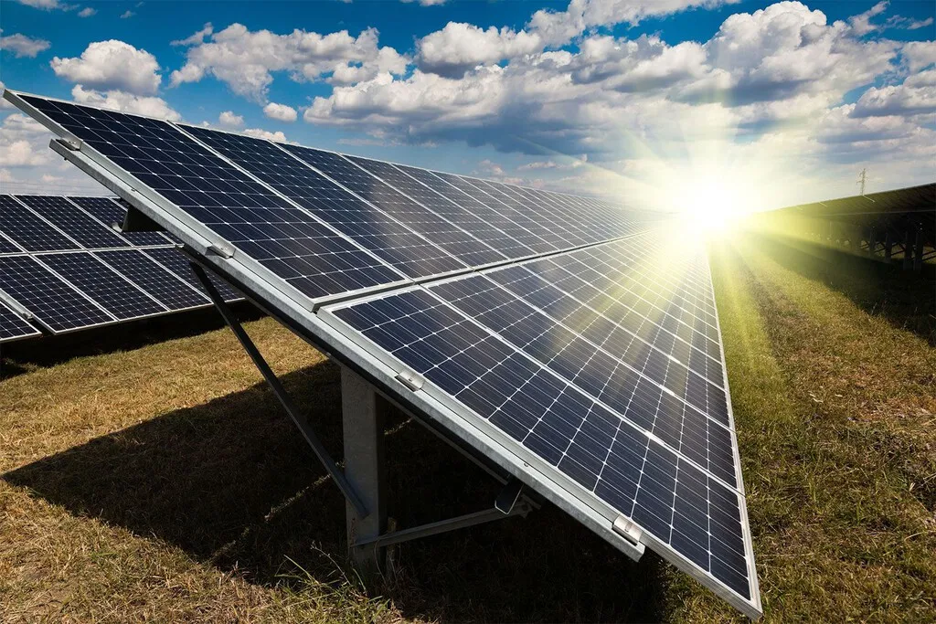 Llevamos décadas intentando almacenar la energía solar para utilizarla de noche. Resulta que hay otra opción: hacer que nunca deje de recibir luz