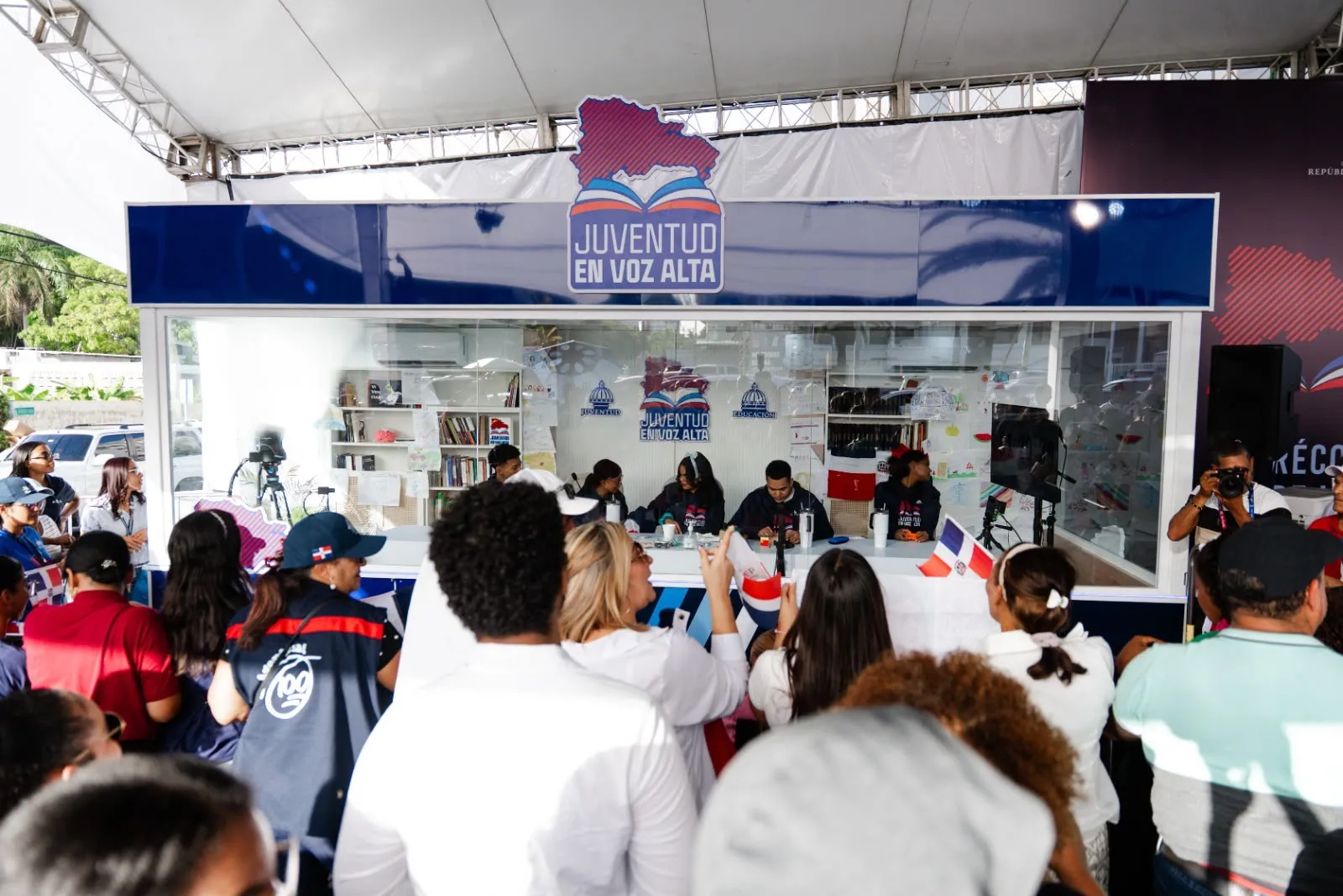 Ministerio de Educación destaca participación de jóvenes en histórica jornada de lectura continua