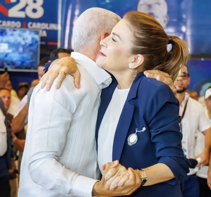 Carolina presenta a Ricardo de los Santos como su jefe de campaña