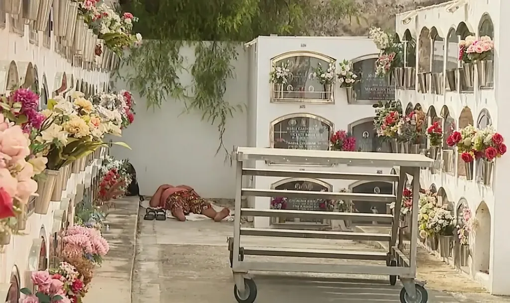 En Ibiza hay gente que no puede pagarse casa, así que han decidido lo siguiente: dormir al raso en el cementerio