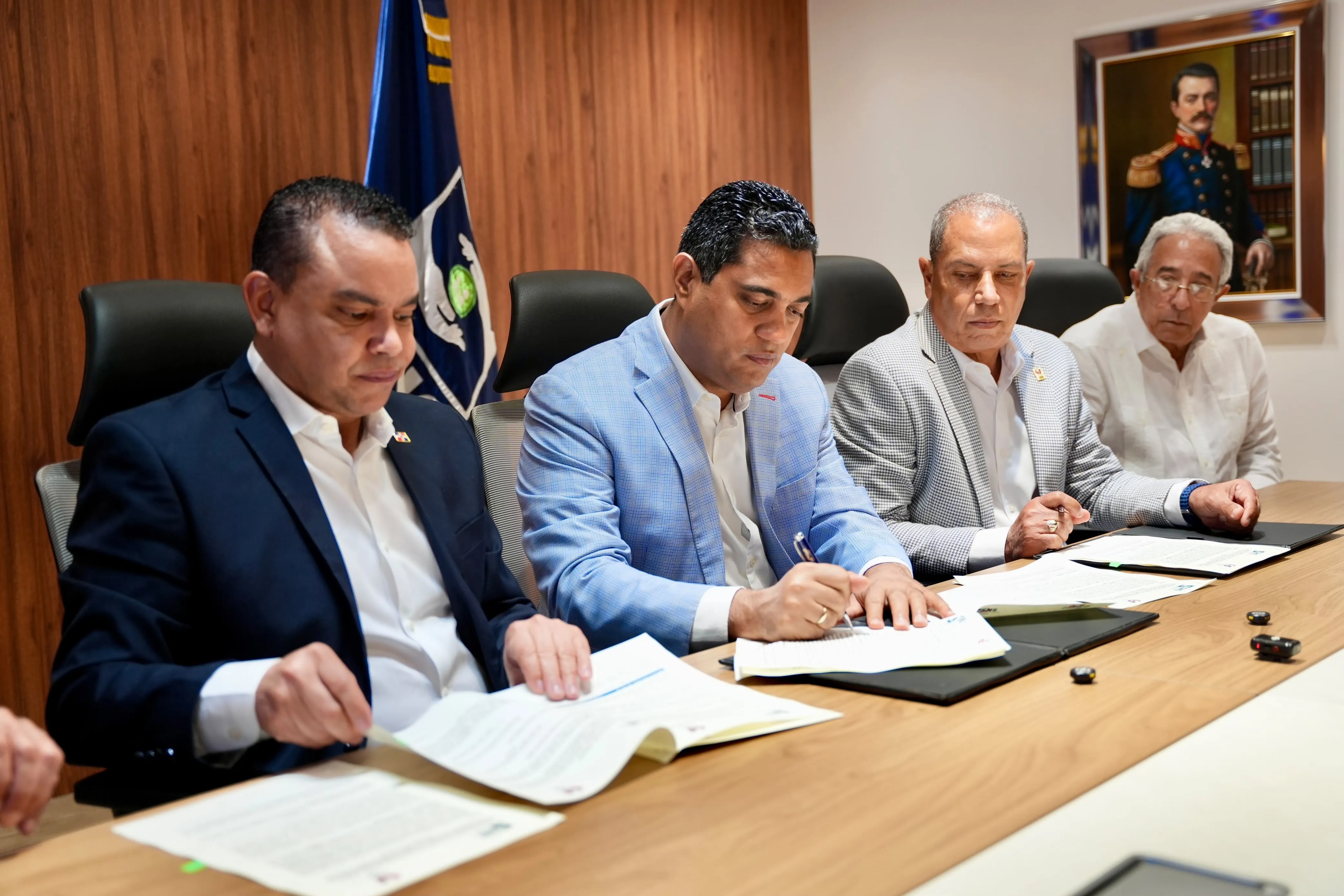SNS, Deportes y Comité Olímpico acuerdan fortalecer atención de salud de los atletas