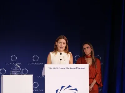 Hija de María Corina Machado recoge en Nueva York premio al liderazgo concedido a su madre