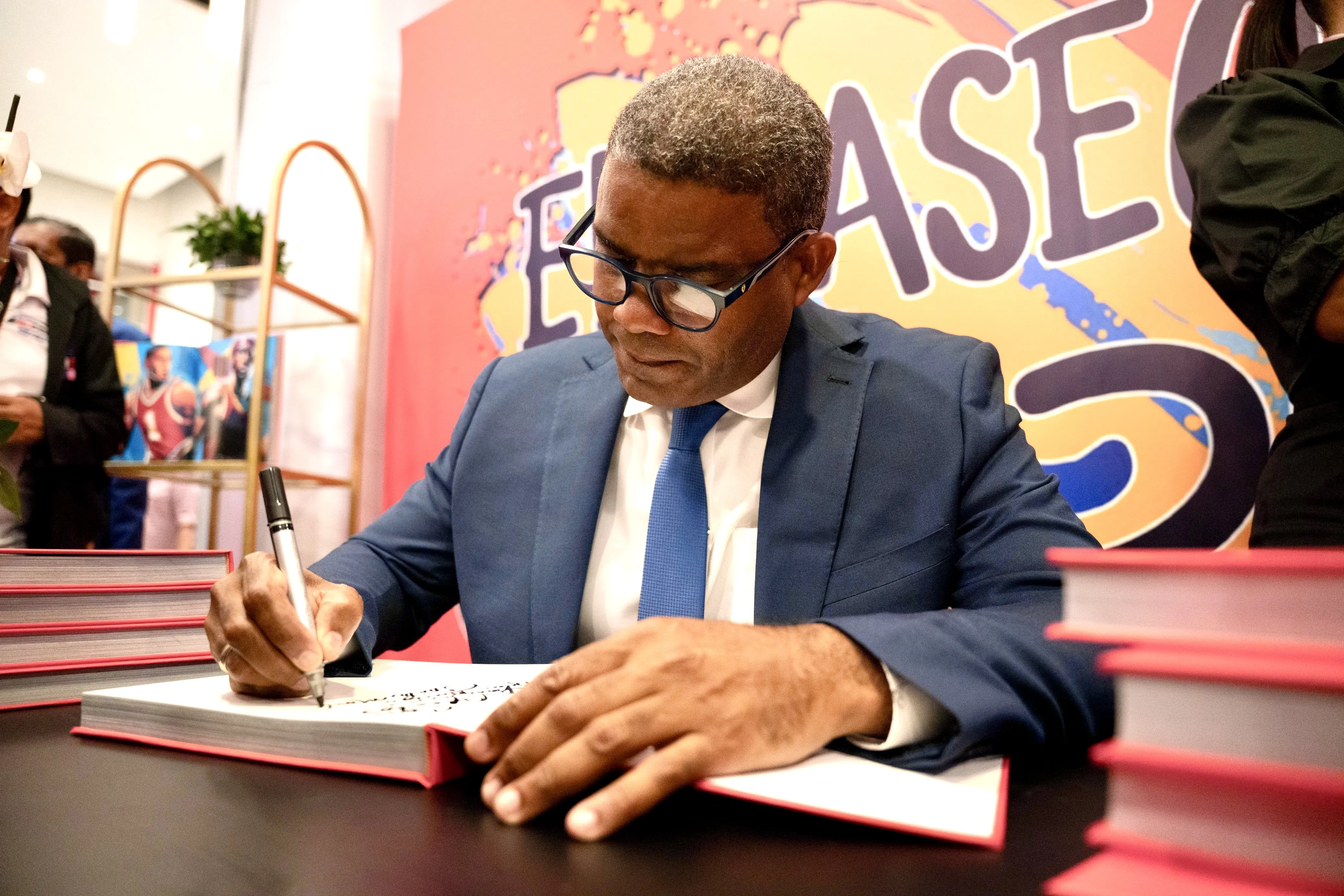 Propeep inaugura exposición “Entre Muros y Colores” y presenta segunda edición del álbum sobre el Paseo de los Colores